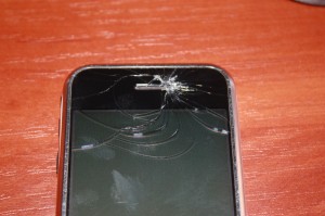 Разбитое стекло iPhone 2G