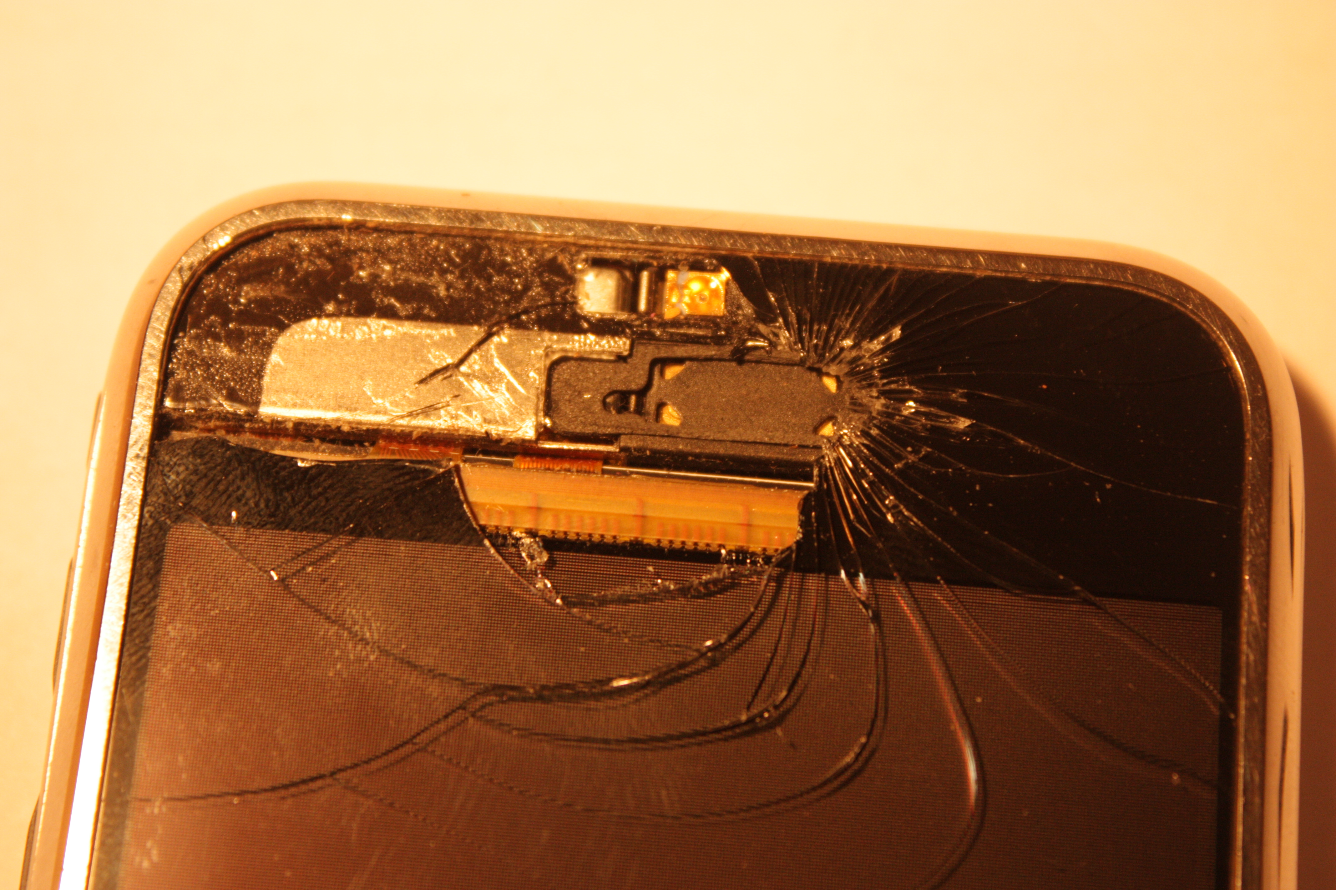 Ремонт разбитого телефона. Лопнутое стекло на айфон 5. Айфон разрывается. Треснуло стекло на телефоне золотое. Разбитый айфон XR.